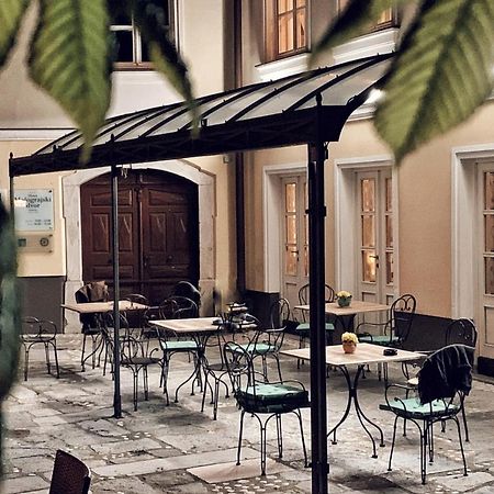 Hotel Md Камник Екстериор снимка